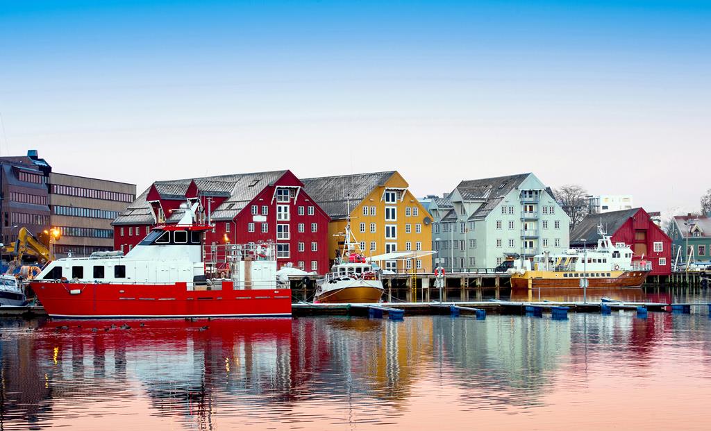 13-daagse cruise Noord Europa met Mein Schiff 1 En Laat Je Meevoeren Naar De Indrukwekkende Noorse Kust. Vanuit Kiel Zet Je Koers Naar Sfeervolle Bestemmingen Zoals Molde – afbeelding 1