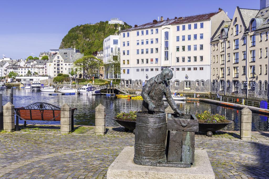 13-daagse cruise Noord Europa met Mein Schiff 1 En Laat Je Meevoeren Naar De Indrukwekkende Noorse Kust. Vanuit Kiel Zet Je Koers Naar Sfeervolle Bestemmingen Zoals Molde – afbeelding 5